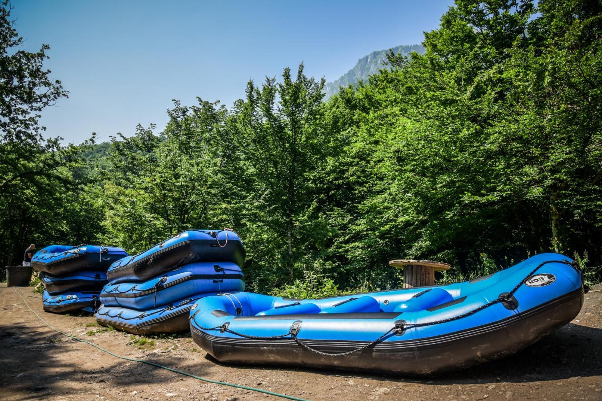 Camp Divlja Rijeka Hotel Hum Bagian luar foto