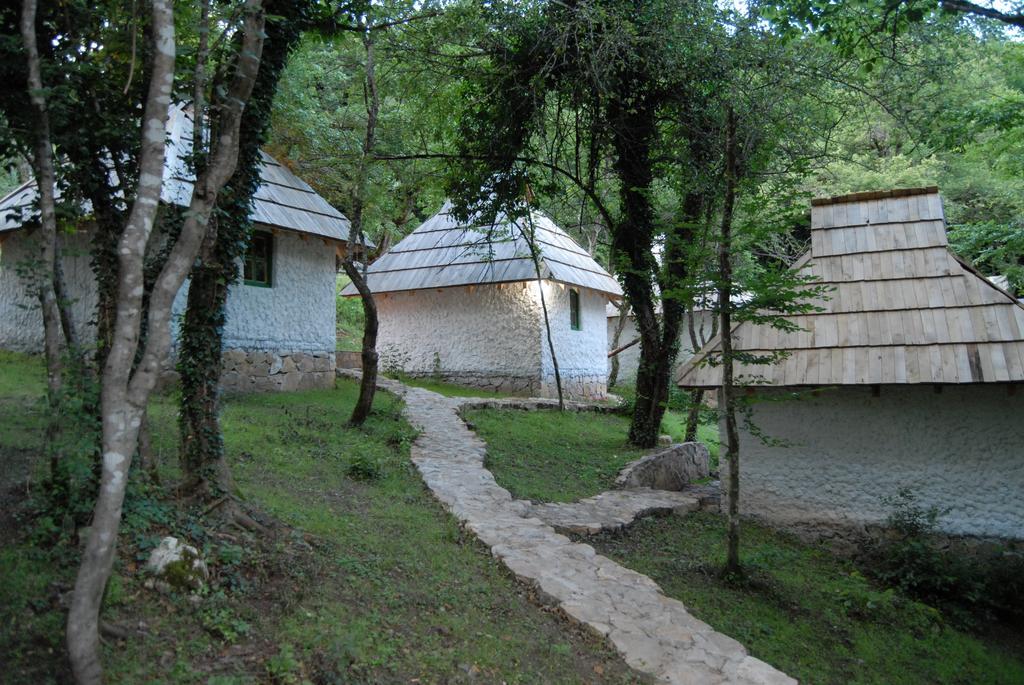 Camp Divlja Rijeka Hotel Hum Ruang foto