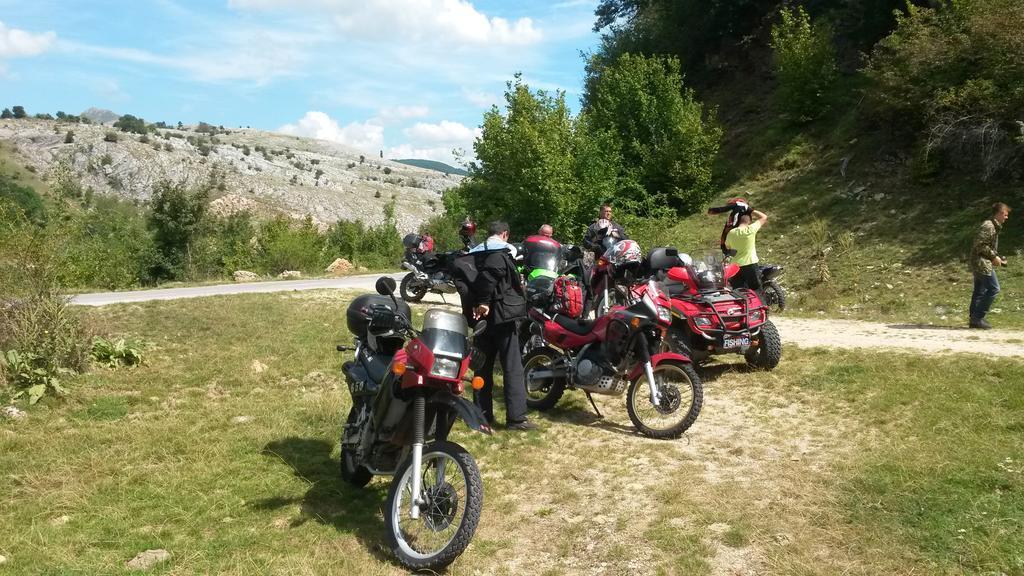 Camp Divlja Rijeka Hotel Hum Bagian luar foto