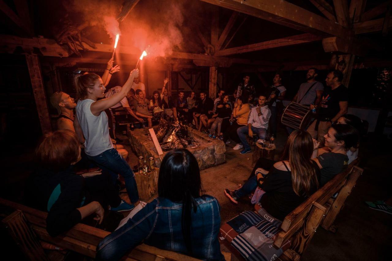 Camp Divlja Rijeka Hotel Hum Bagian luar foto