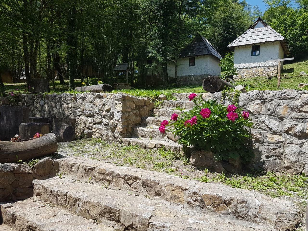 Camp Divlja Rijeka Hotel Hum Bagian luar foto